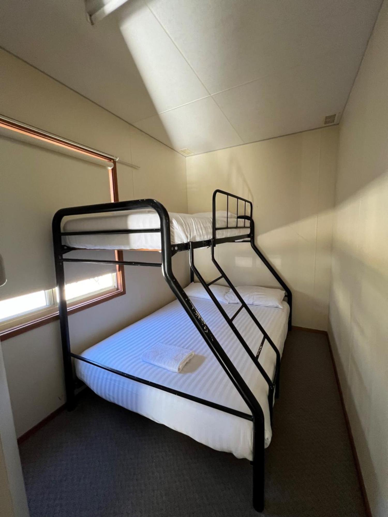 Pioneer Tourist Park Hotel Deniliquin Bagian luar foto