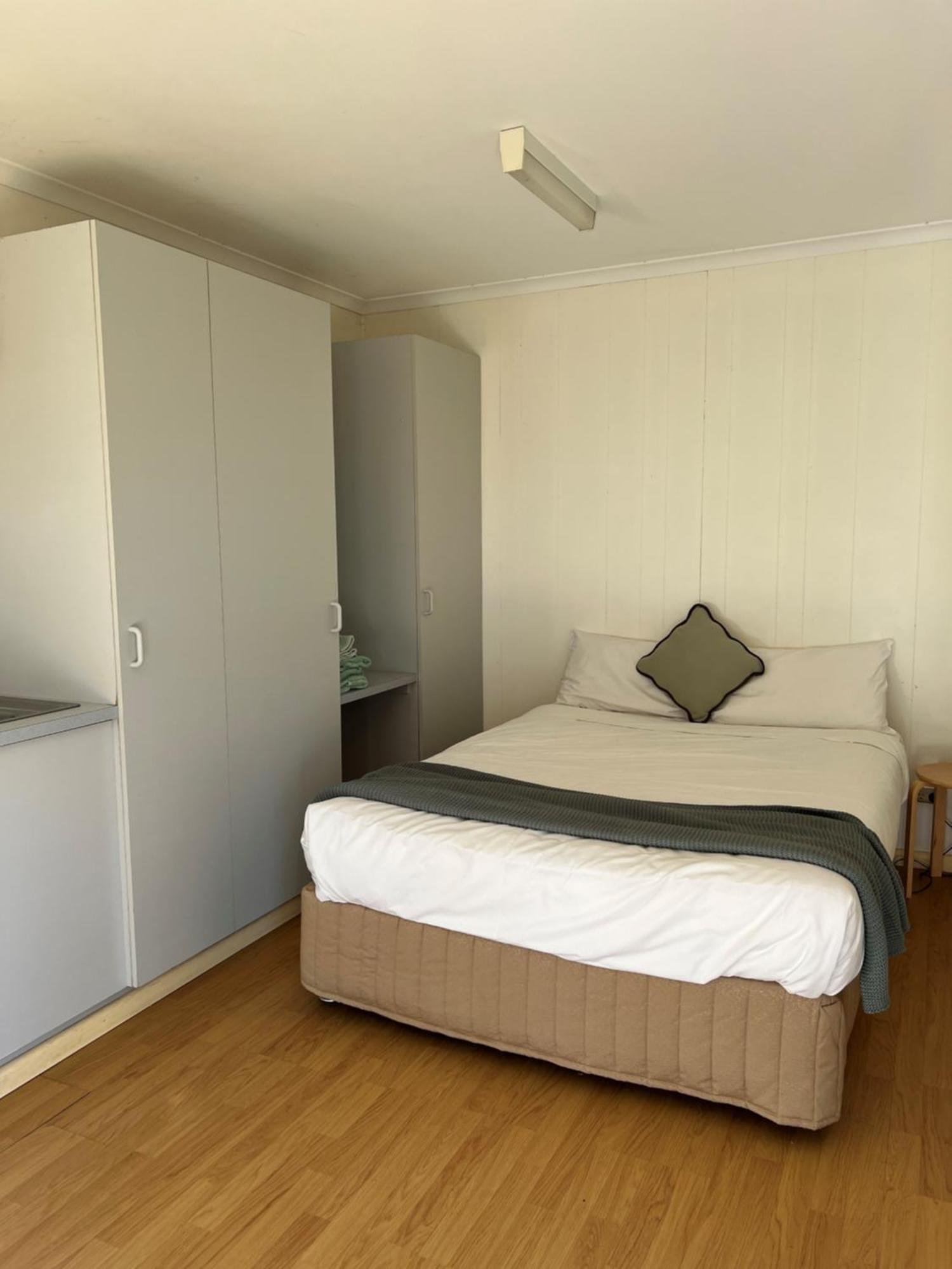 Pioneer Tourist Park Hotel Deniliquin Bagian luar foto