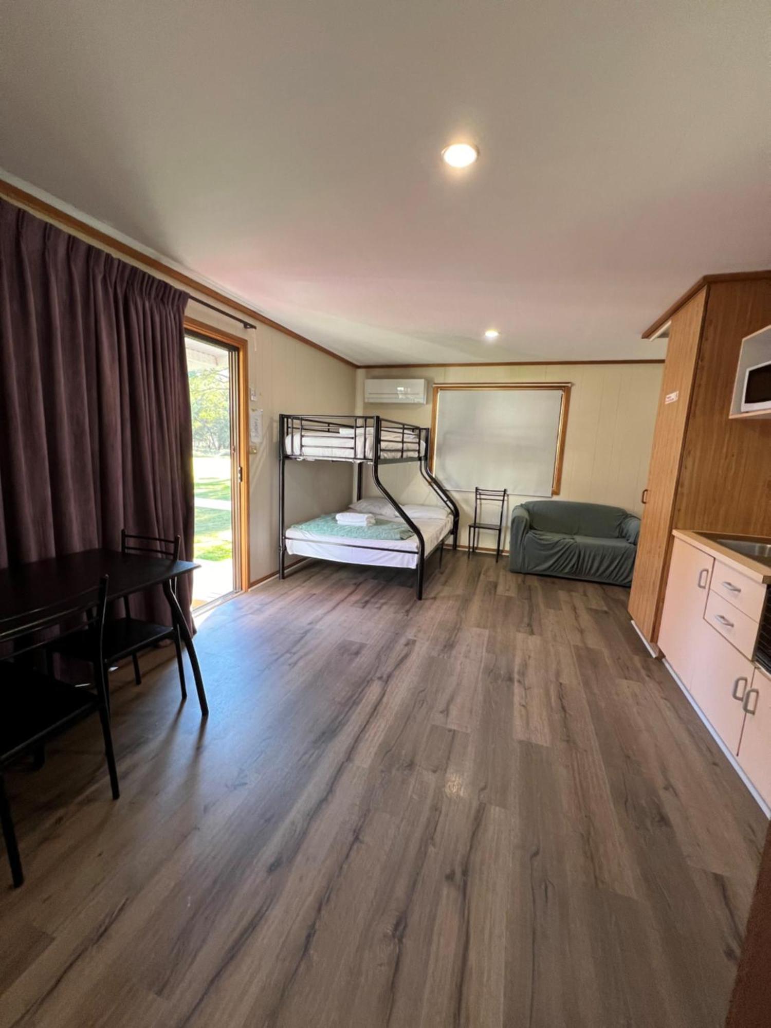 Pioneer Tourist Park Hotel Deniliquin Bagian luar foto