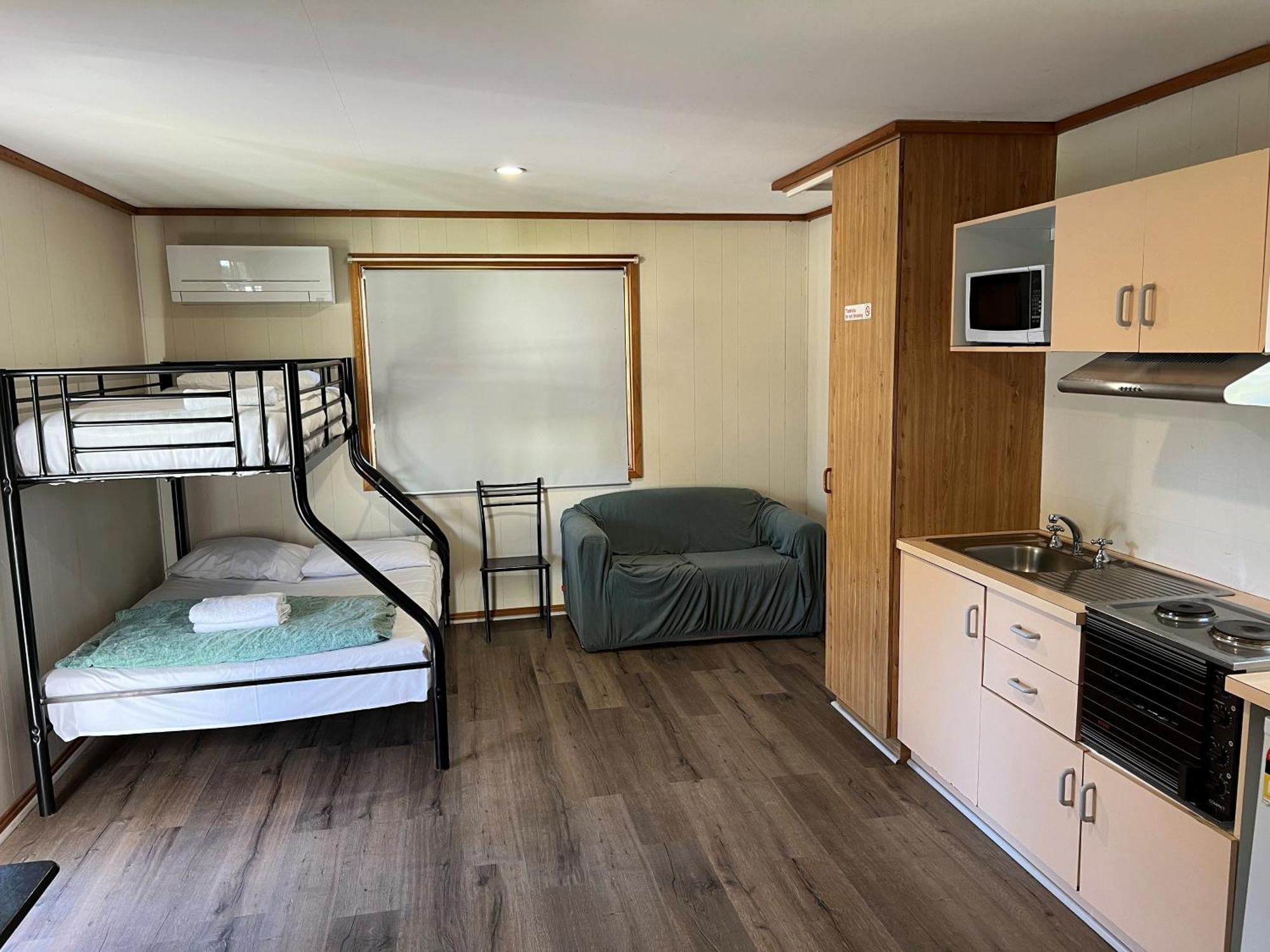 Pioneer Tourist Park Hotel Deniliquin Bagian luar foto