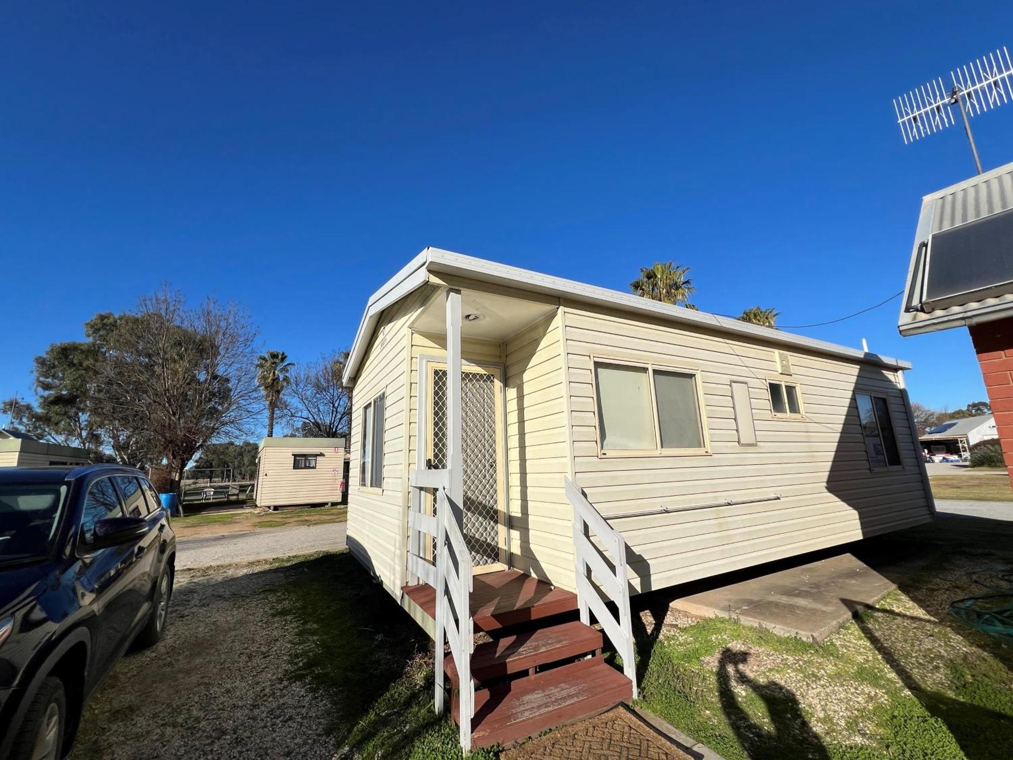 Pioneer Tourist Park Hotel Deniliquin Bagian luar foto