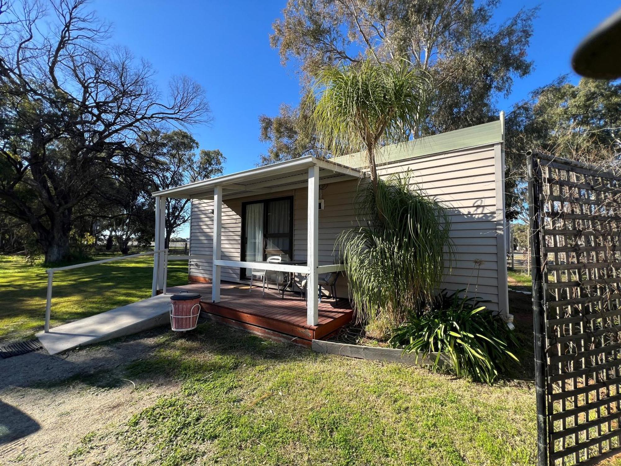 Pioneer Tourist Park Hotel Deniliquin Bagian luar foto