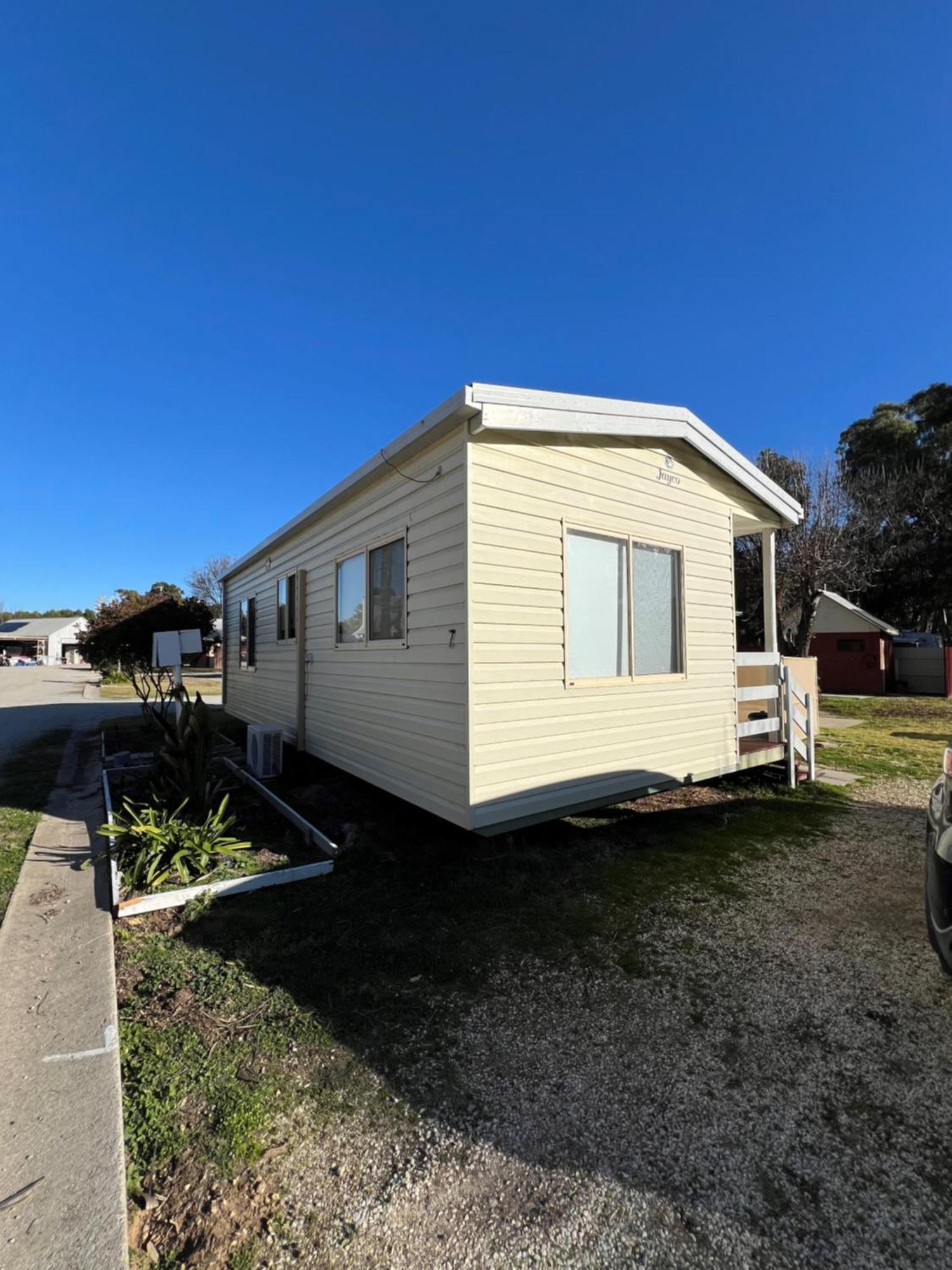Pioneer Tourist Park Hotel Deniliquin Bagian luar foto