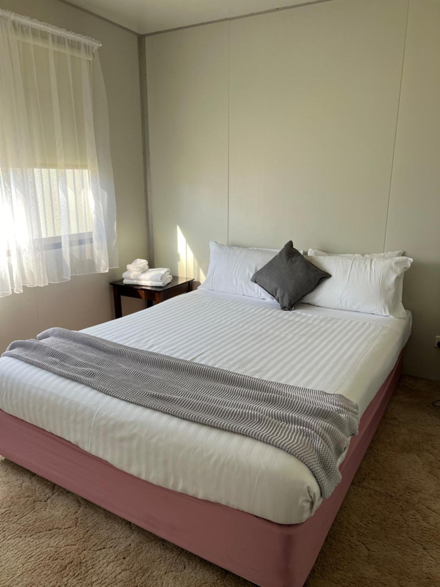 Pioneer Tourist Park Hotel Deniliquin Bagian luar foto