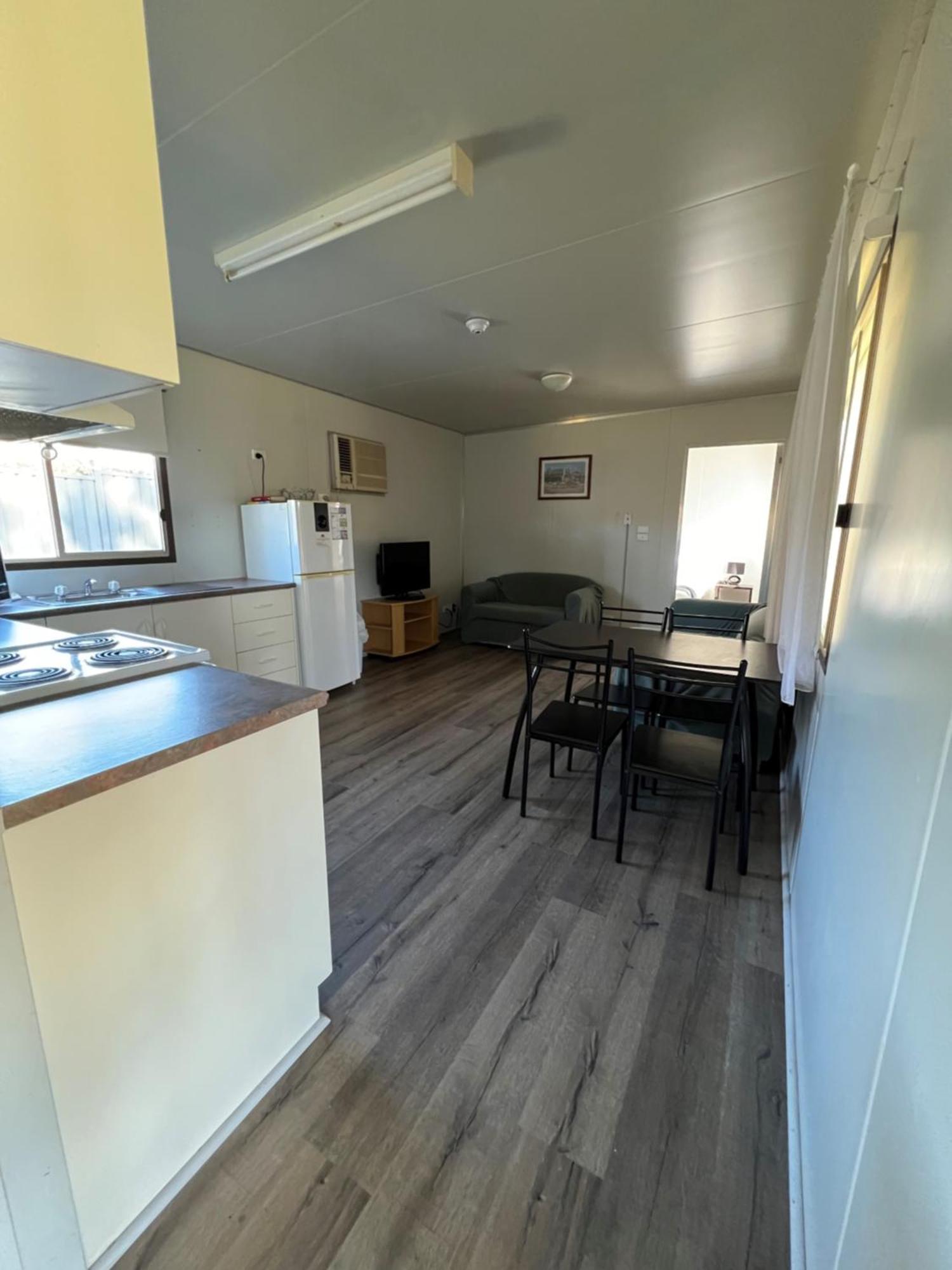 Pioneer Tourist Park Hotel Deniliquin Bagian luar foto