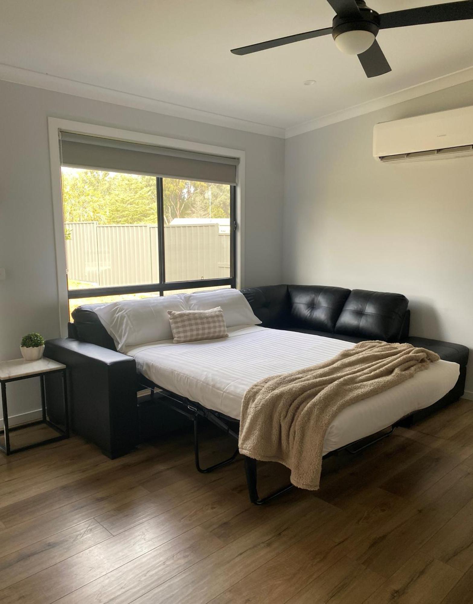 Pioneer Tourist Park Hotel Deniliquin Bagian luar foto