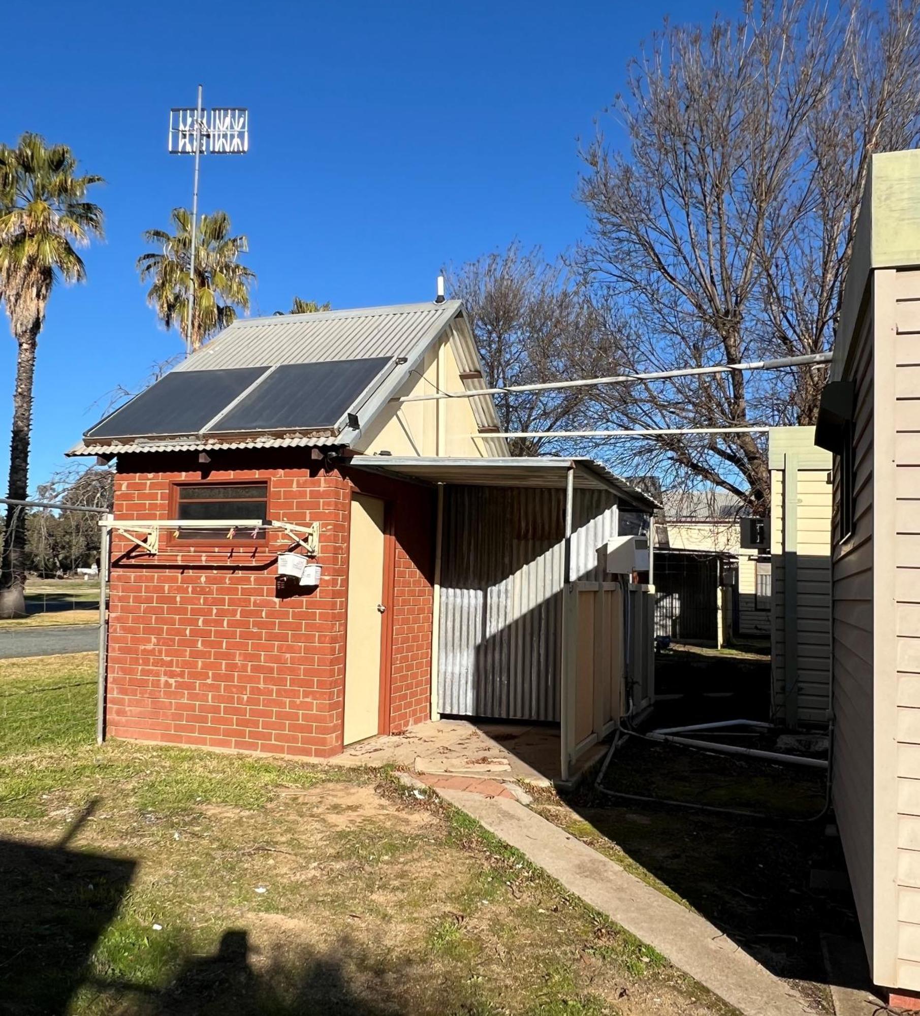 Pioneer Tourist Park Hotel Deniliquin Bagian luar foto