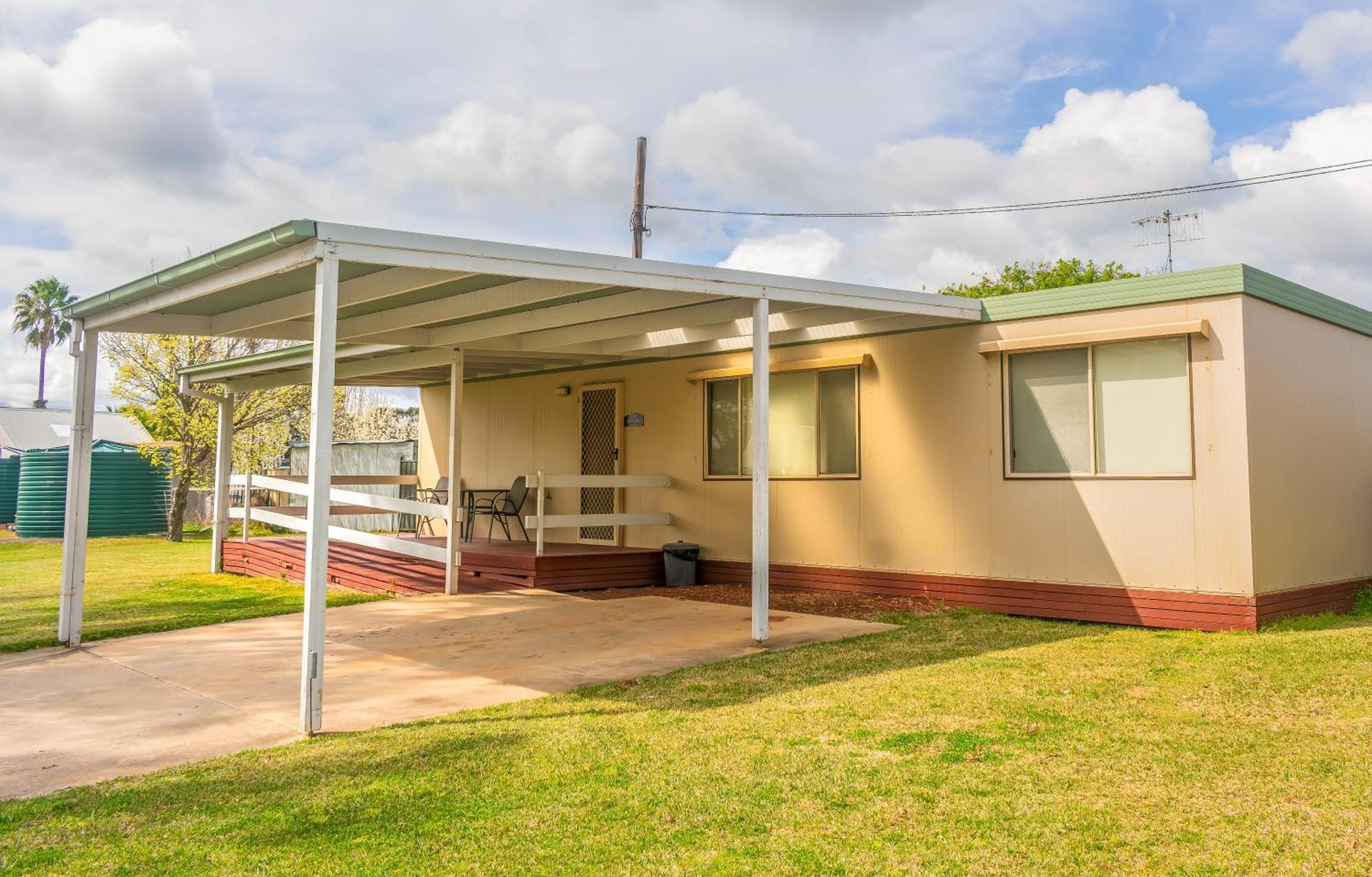 Pioneer Tourist Park Hotel Deniliquin Bagian luar foto