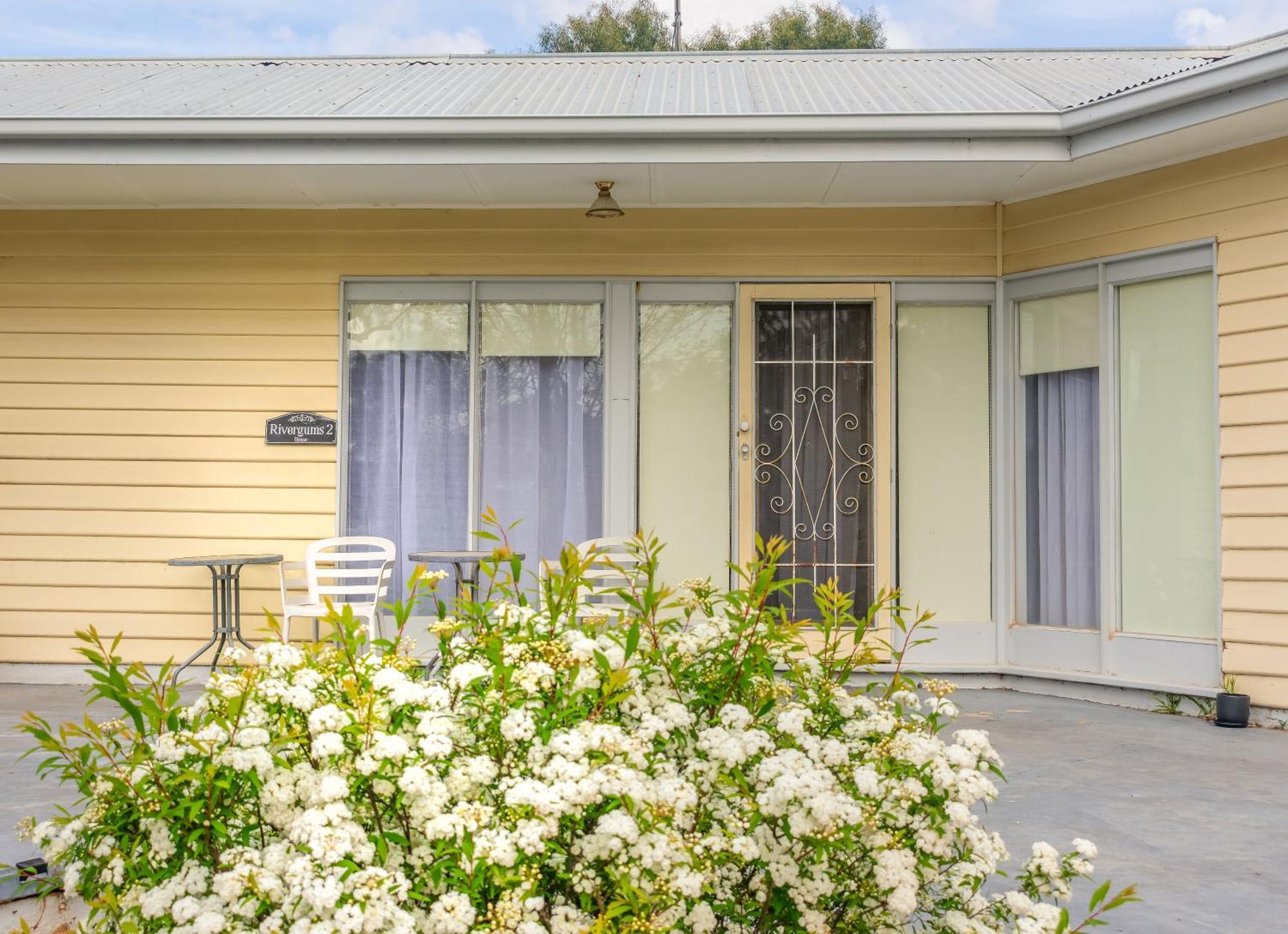 Pioneer Tourist Park Hotel Deniliquin Bagian luar foto
