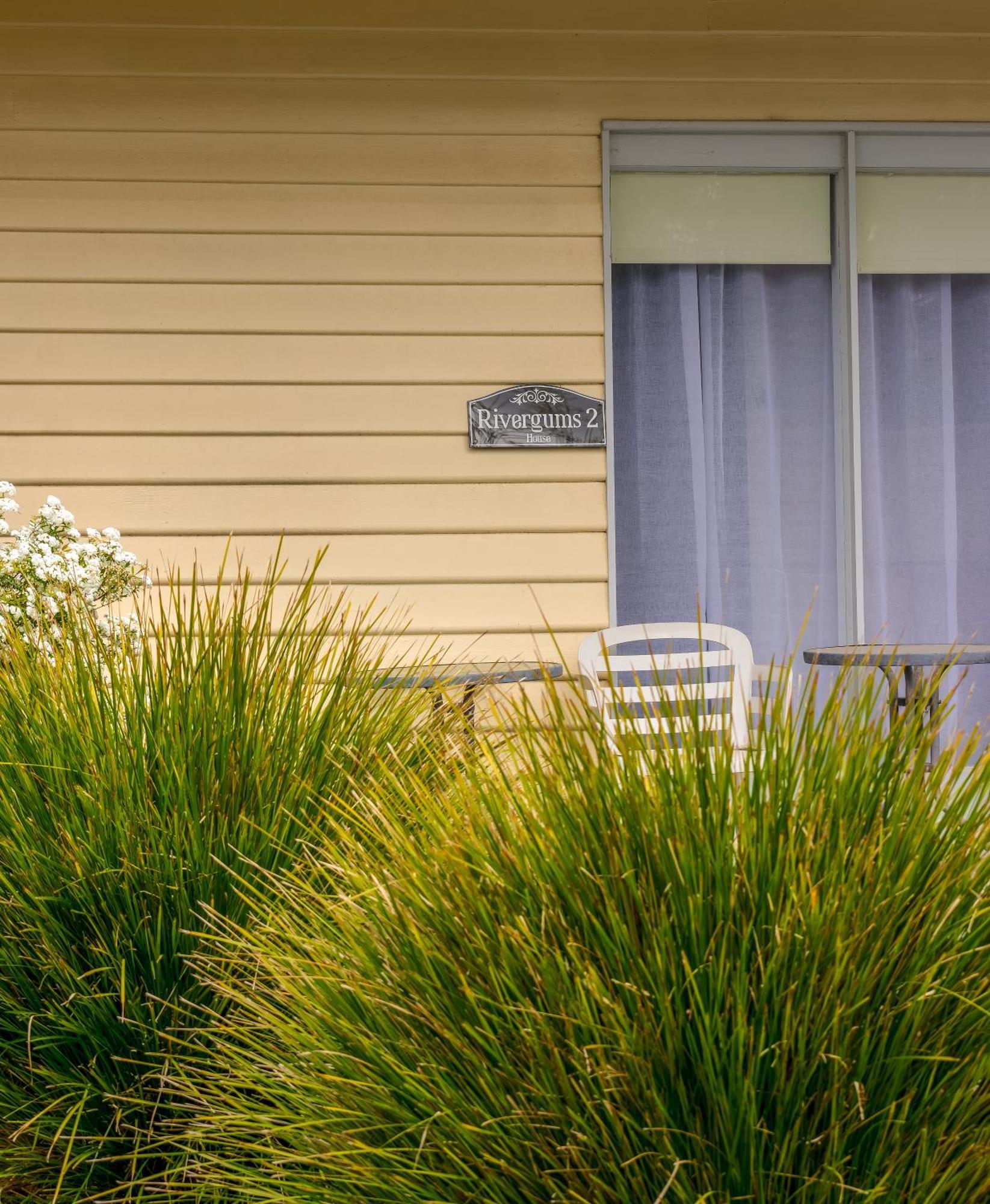 Pioneer Tourist Park Hotel Deniliquin Bagian luar foto