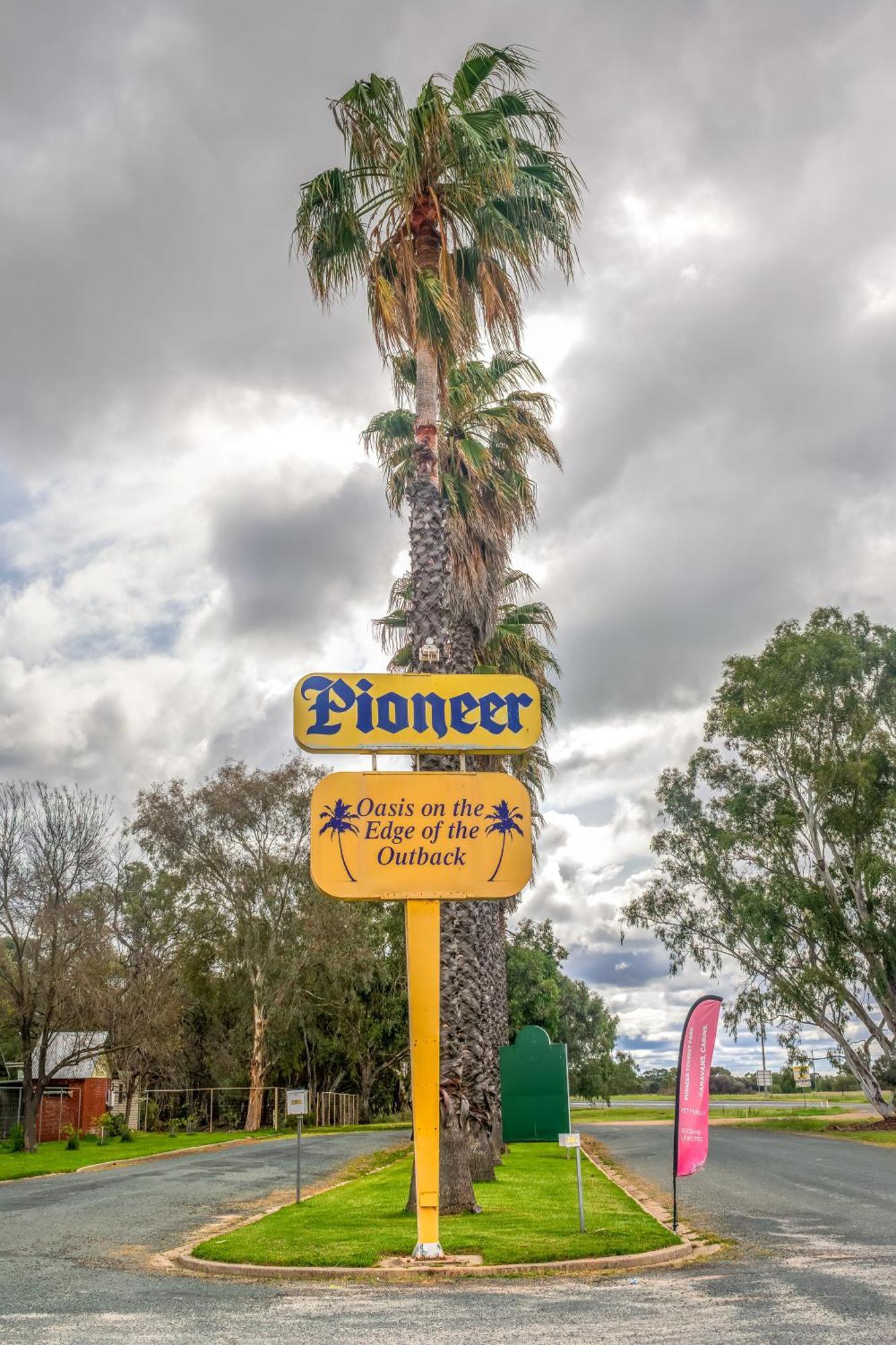 Pioneer Tourist Park Hotel Deniliquin Bagian luar foto