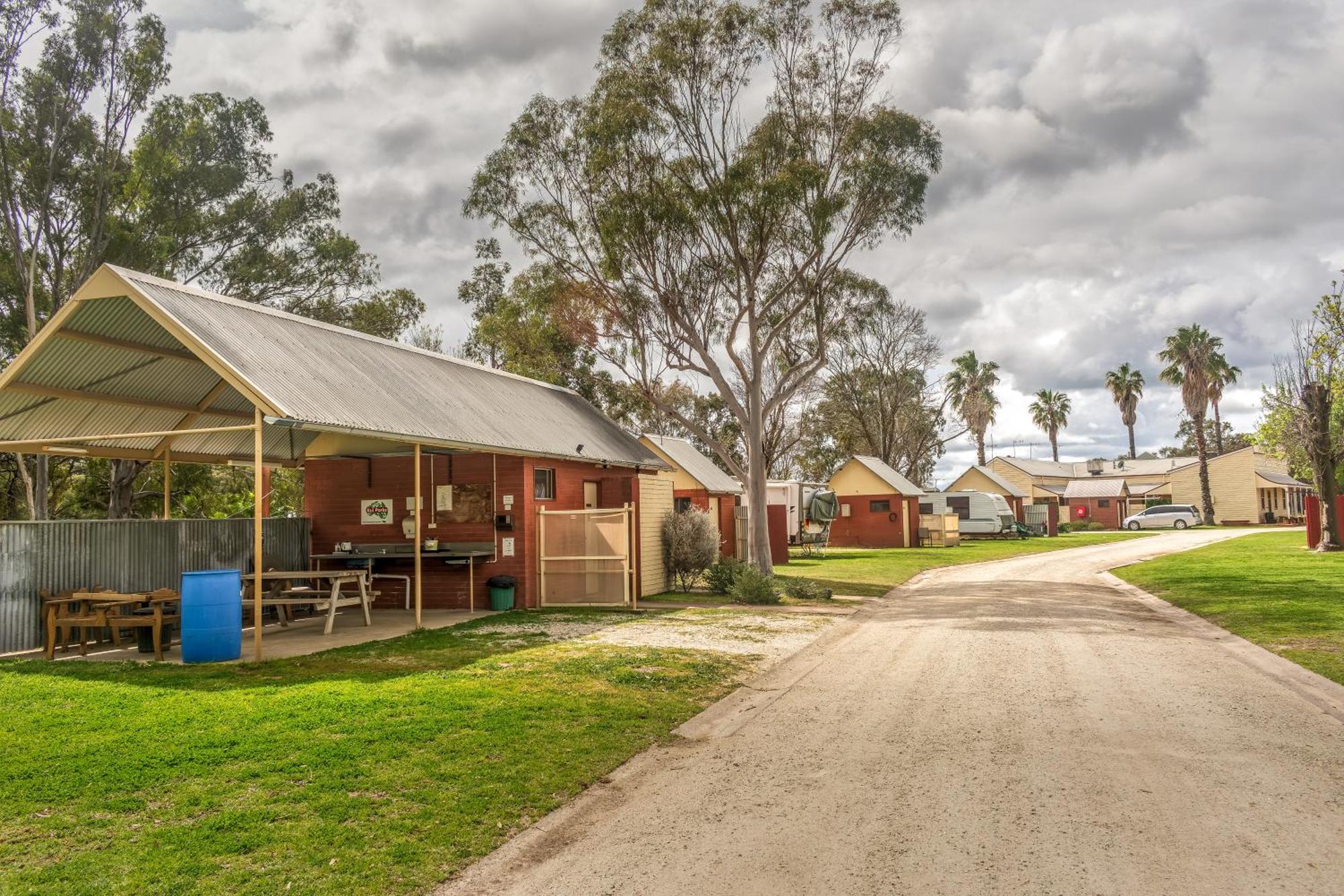 Pioneer Tourist Park Hotel Deniliquin Bagian luar foto