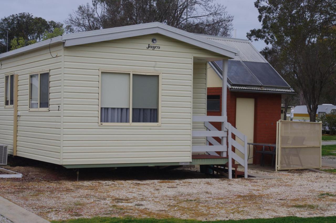 Pioneer Tourist Park Hotel Deniliquin Bagian luar foto
