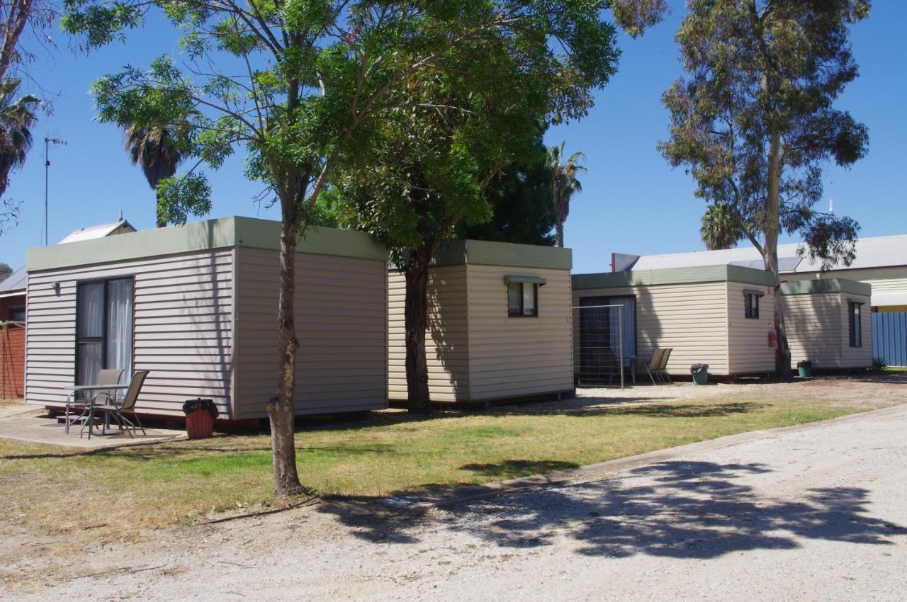 Pioneer Tourist Park Hotel Deniliquin Bagian luar foto
