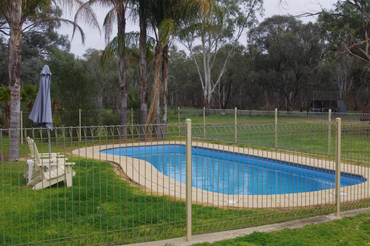 Pioneer Tourist Park Hotel Deniliquin Bagian luar foto